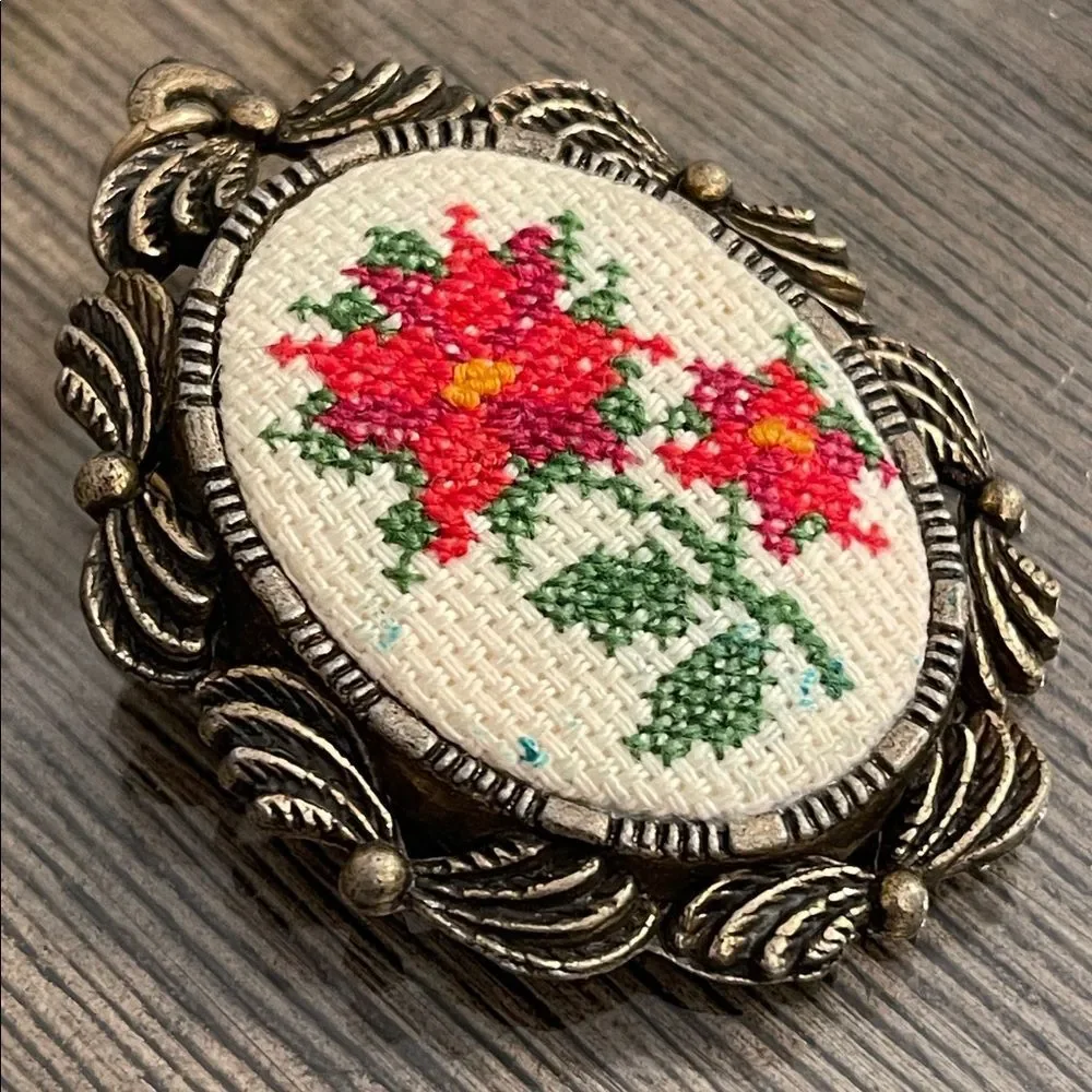 Vintage Creative Circle Counted Cross Stitch # 2266 Poinsettias Brooch 1982